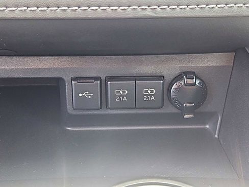 Used 2020 Toyota Highlander XLE AWD/4WD image 17