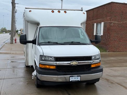 Used 2019 Chevrolet Express 3500 w/ Power Convenience Package RWD image 3