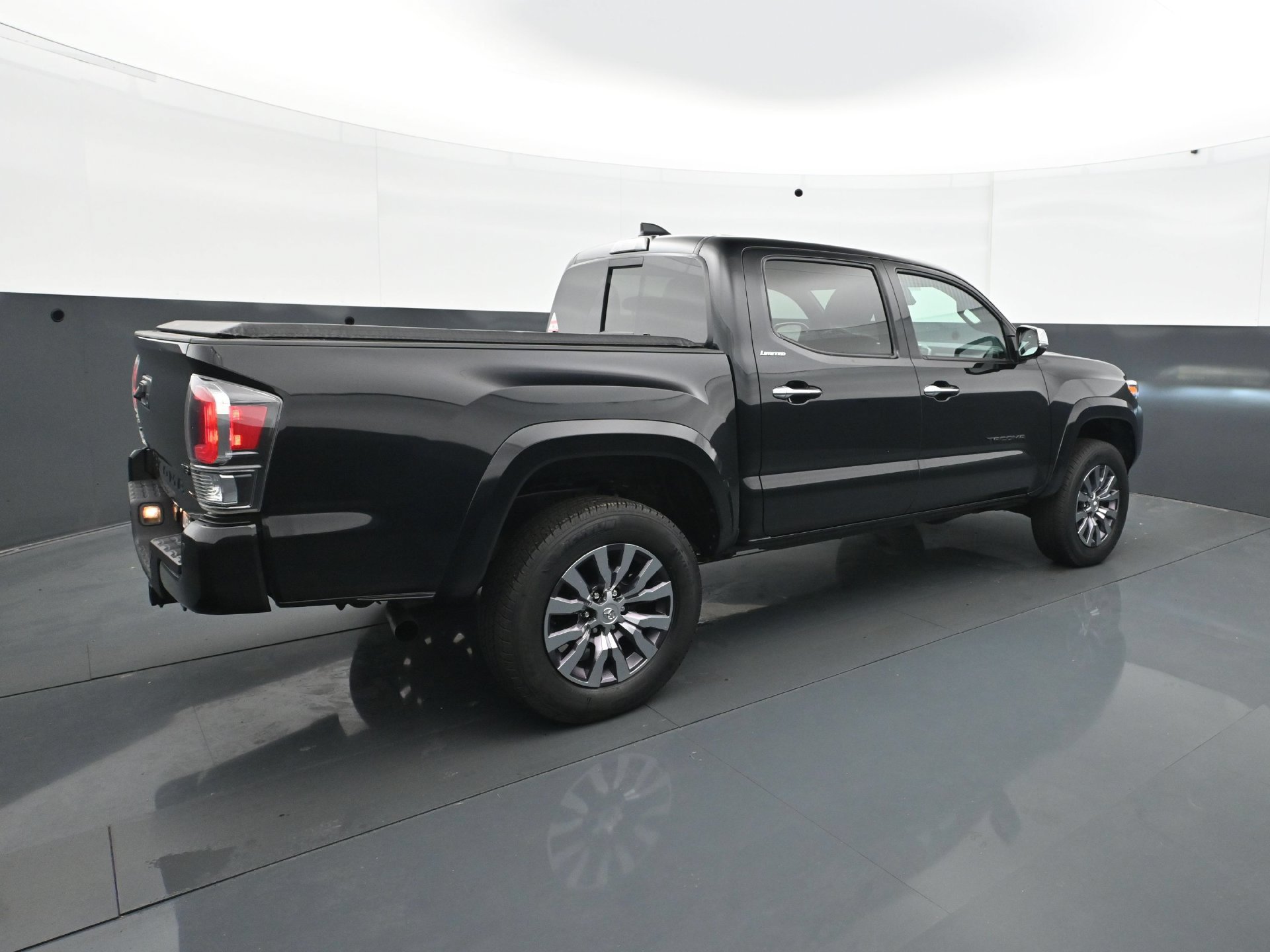 Used 2021 Toyota Tacoma Limited AWD/4WD image 7