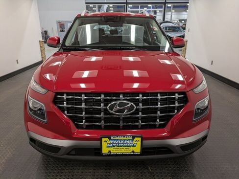 Used 2023 Hyundai Venue Limited image 2