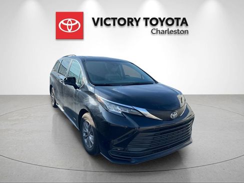 Used 2021 Toyota Sienna LE FWD image 4