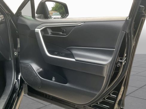Used 2025 Toyota RAV4 LE AWD/4WD image 22