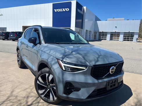 Used 2023 Volvo XC40 B5 Plus w/ Driver Assist Package AWD/4WD image 2