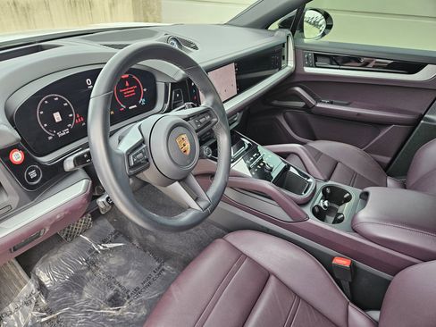 Certified 2024 Porsche Cayenne Coupe image 4