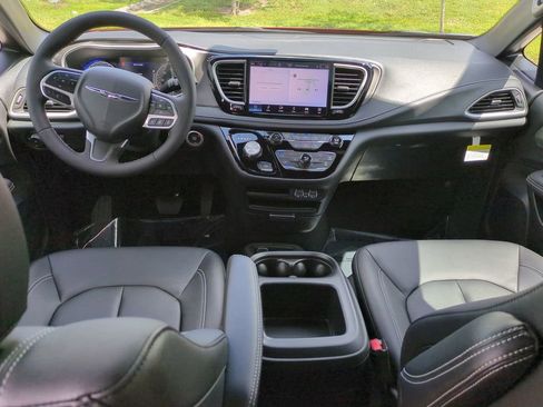 New 2025 Chrysler Pacifica Select image 16