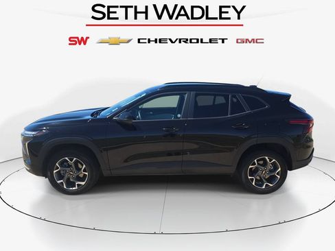 Used 2025 Chevrolet Trax LT w/ LT Convenience Package FWD image 4