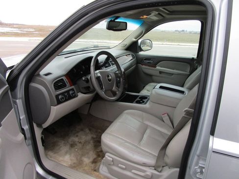 Used 2014 Chevrolet Suburban LT image 9