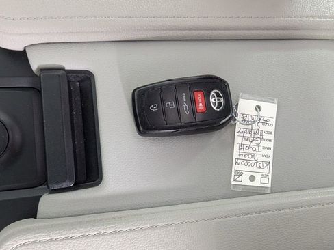 Used 2024 Toyota Grand Highlander XLE image 26
