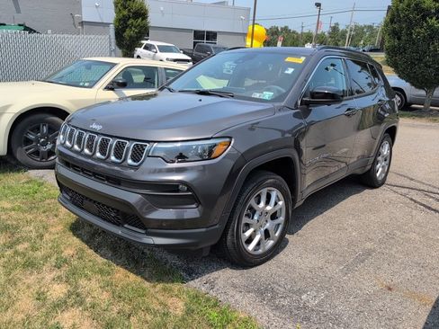 Used 2024 Jeep Compass Latitude w/ Sun and Sound Group AWD/4WD image 3