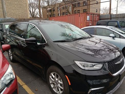 Used 2024 Chrysler Pacifica Touring-L image 2