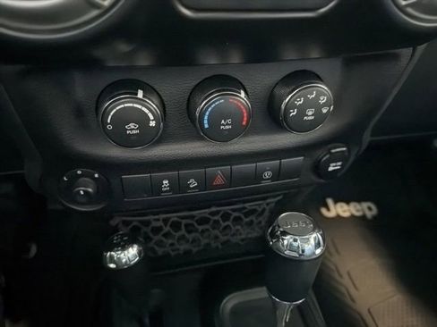Used 2017 Jeep Wrangler Sahara image 19