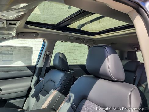 New 2025 Nissan Pathfinder Platinum image 9