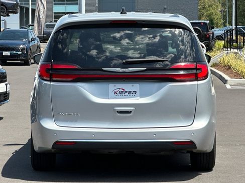 Used 2023 Chrysler Pacifica Touring-L FWD image 5