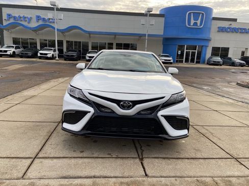 Used 2024 Toyota Camry SE image 3