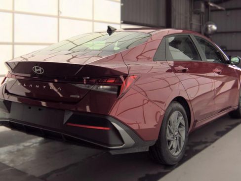 Certified 2025 Hyundai Elantra Hybrid FWD image 3