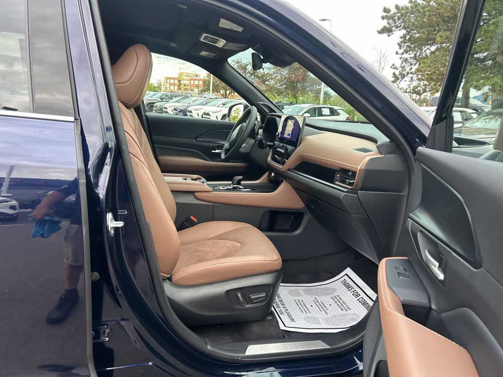 Used 2024 Toyota Grand Highlander AWD Hybrid image 12