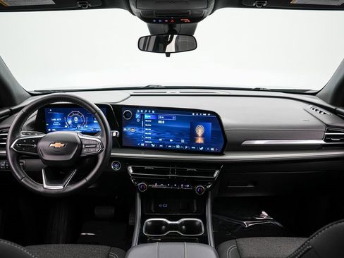 Used 2025 Chevrolet Traverse LT image 14