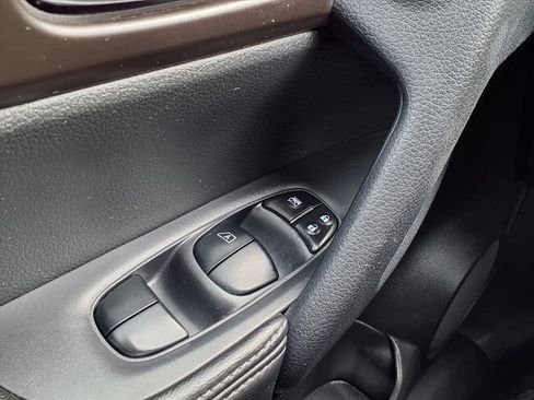 Used 2014 Nissan Rogue SV image 9