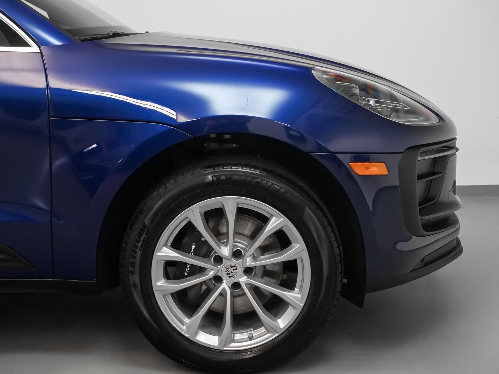 Certified 2025 Porsche Macan AWD/4WD image 14