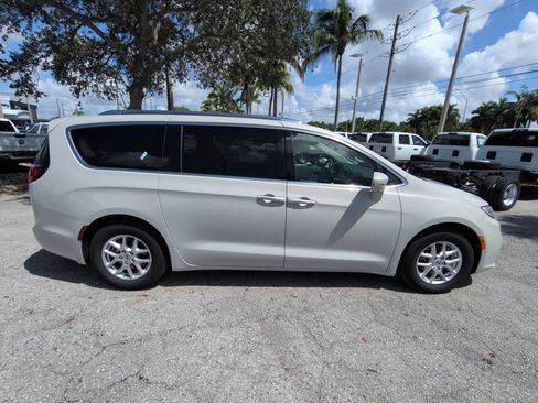 Used 2021 Chrysler Pacifica Touring-L w/ Premium & Safety Sphere Group FWD image 4