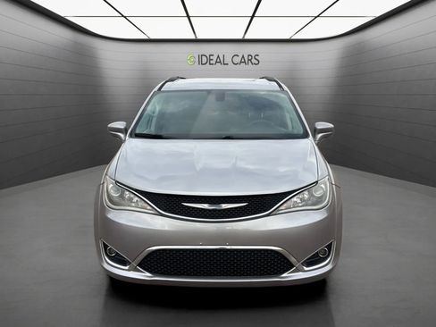 Used 2017 Chrysler Pacifica Touring-L FWD image 2