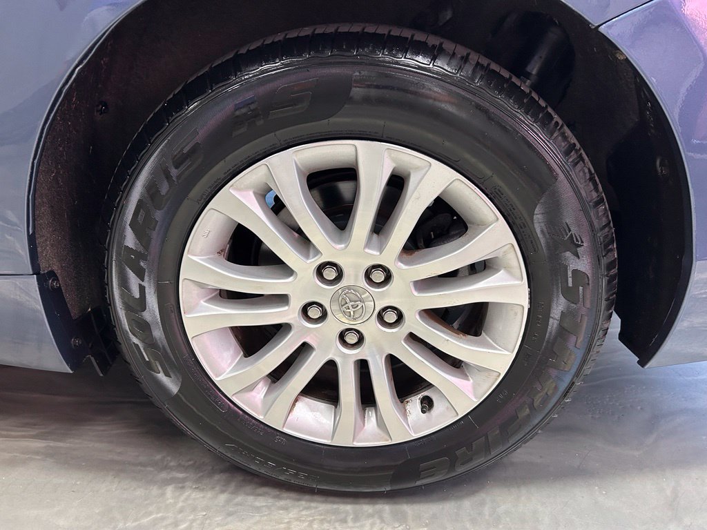 Used 2015 Toyota Sienna XLE FWD image 28