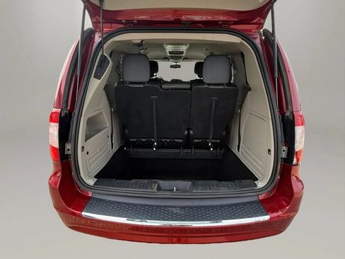Used 2016 Chrysler Town & Country Touring w/ Driver Convenience Group FWD image 18