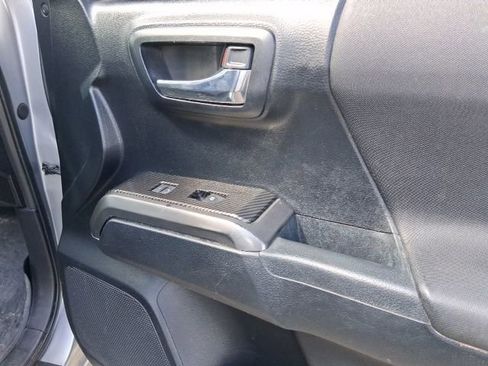 Used 2016 Toyota Tacoma TRD Off-Road w/ Towing Package image 12