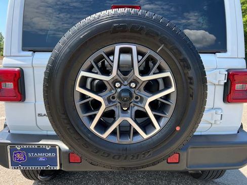 Used 2025 Jeep Wrangler Unlimited Sahara AWD/4WD image 15