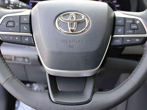 Used 2021 Toyota Sienna XLE w/ XLE Plus Package FWD image 13
