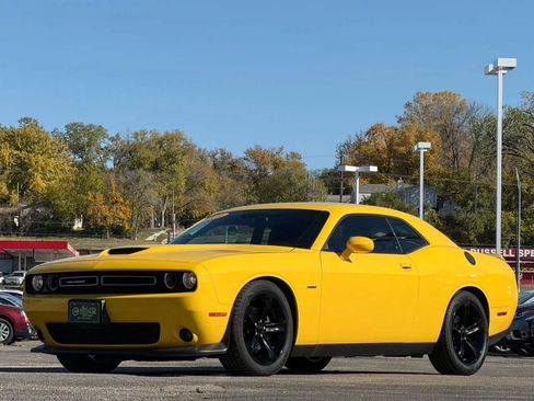Used 2019 Dodge Challenger R/T image 2