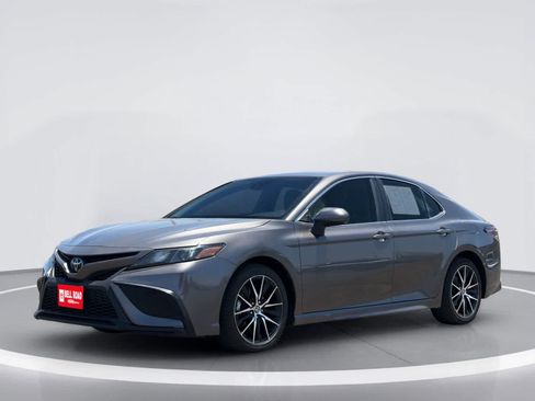 Used 2023 Toyota Camry SE FWD image 2