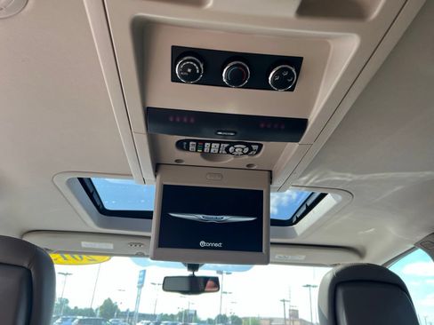 Used 2013 Chrysler Town & Country Touring-L w/ Driver Convenience Group FWD image 27