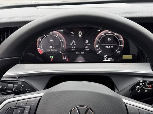New 2026 Volkswagen Tiguan SE R-Line AWD/4WD image 16