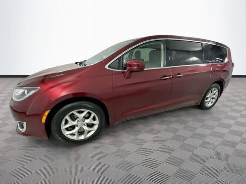 Used 2018 Chrysler Pacifica Touring Plus w/ Tire & Wheel Group FWD image 4