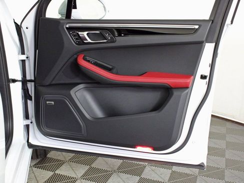 Certified 2025 Porsche Macan AWD/4WD image 35