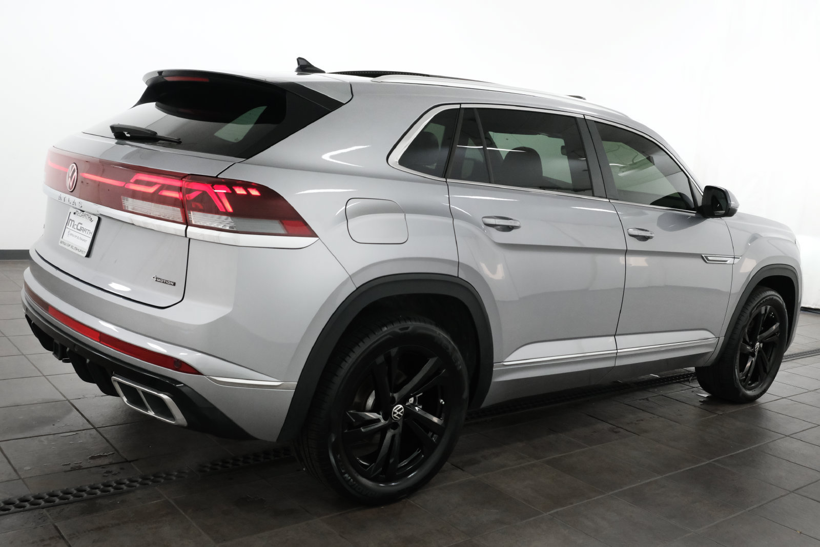 Used 2024 Volkswagen Atlas Cross Sport SEL R-Line AWD/4WD image 6