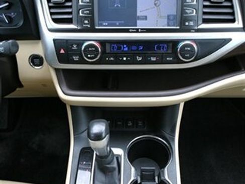 Used 2014 Toyota Highlander Limited Platinum AWD/4WD image 26