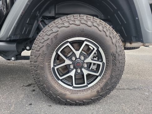 Used 2025 Jeep Gladiator Rubicon w/ Safety Group AWD/4WD image 9