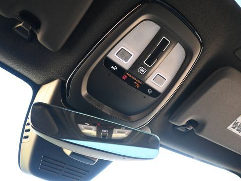 Used 2025 Volvo XC40 B5 Core image 30