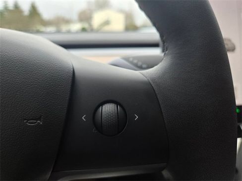 Used 2020 Tesla Model Y Long Range image 28