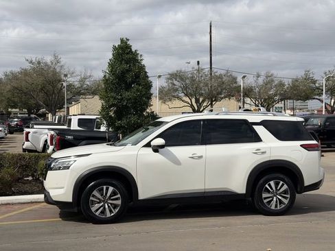 Used 2023 Nissan Pathfinder SL w/ Lighting Package (N92) image 4