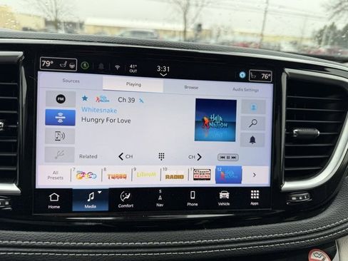 Used 2024 Chrysler Pacifica Limited image 16