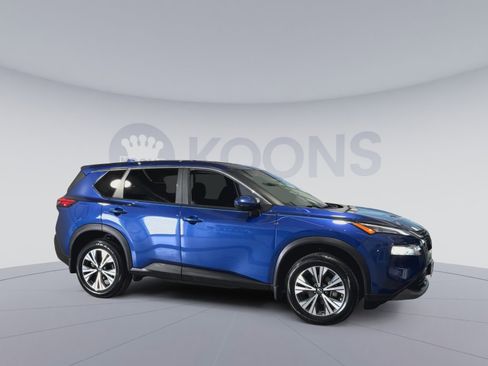 Used 2022 Nissan Rogue SV image 2
