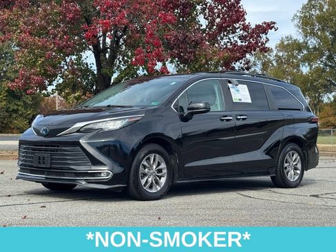 Used 2021 Toyota Sienna XLE w/ XLE Plus Package image 3