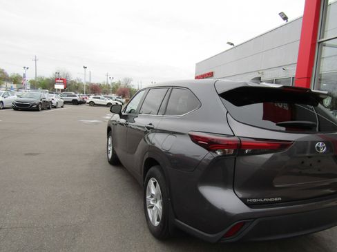 Used 2024 Toyota Highlander LE image 6