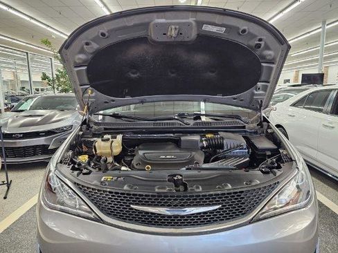 Used 2017 Chrysler Pacifica Touring-L image 37