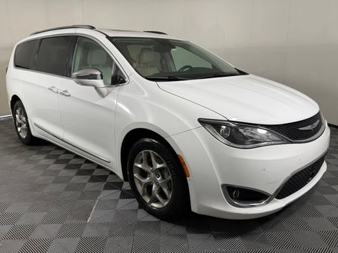 Used 2019 Chrysler Pacifica Limited w/ Advanced Safetytec Group FWD image 10
