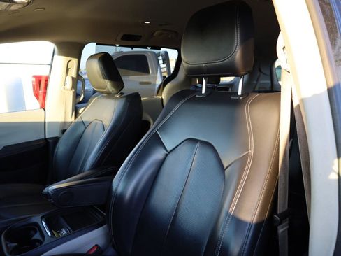 Used 2021 Chrysler Voyager Lxi image 5