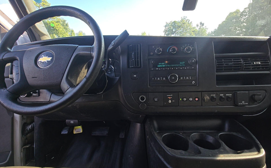 Used 2018 Chevrolet Express 2500 w/ Driver Convenience Package RWD image 2